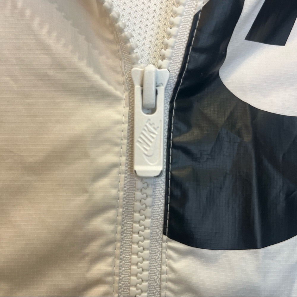 Nike Woman’s Hooded Windbreaker Jacket Colorblock Windrunner Size XL Black White - Picture 6 of 11